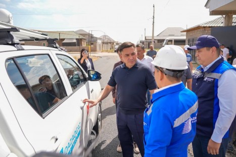 Габиту Сыздыкбеков осматривает мобильную лабораторию ДЛС-АВТО