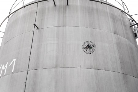 Flyability Elios обследует цистерну НПЗ