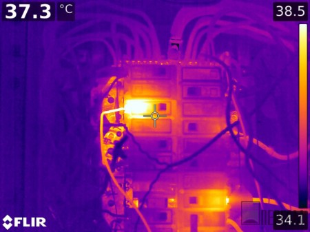 На экране тепловизора FLIR T1020 перегретый контакт