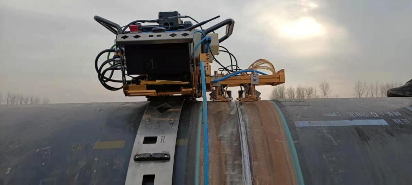 УЗК сканер обследует сварные швы газопровода