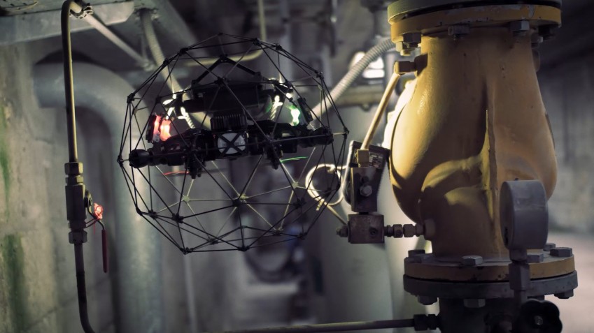 Дрон Elios 2 на промышленном объекте